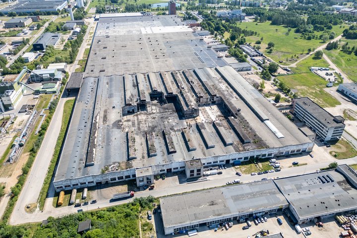 Sutvarkytos padangų atliekos UAB „Ekologistika“ gaisro vietoje Alytuje © „Erikas Ovčarenko / BNS nuotr.“