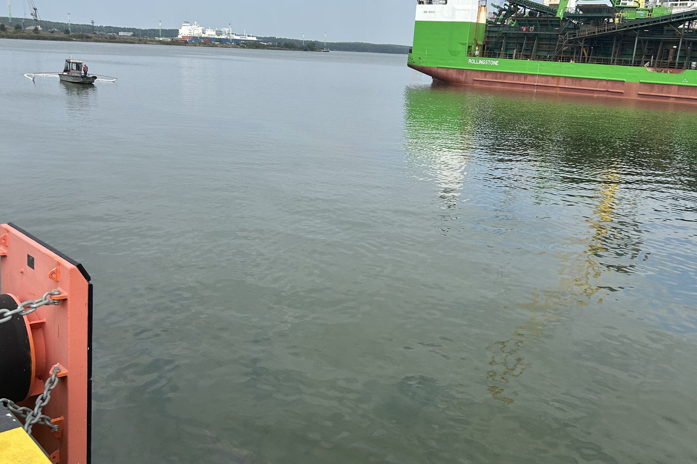 Išsiliejusių naftos produktų surinkimo darbai