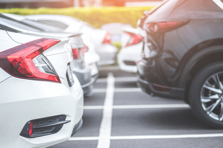 Automobiliai automobilių statymo aikštelėje (asociatyvi nuotrauka)