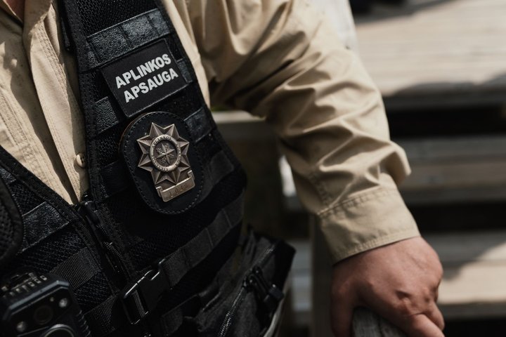 Aplinkos apsaugos departamento pareigūnas (asociatyvi nuotrauka)