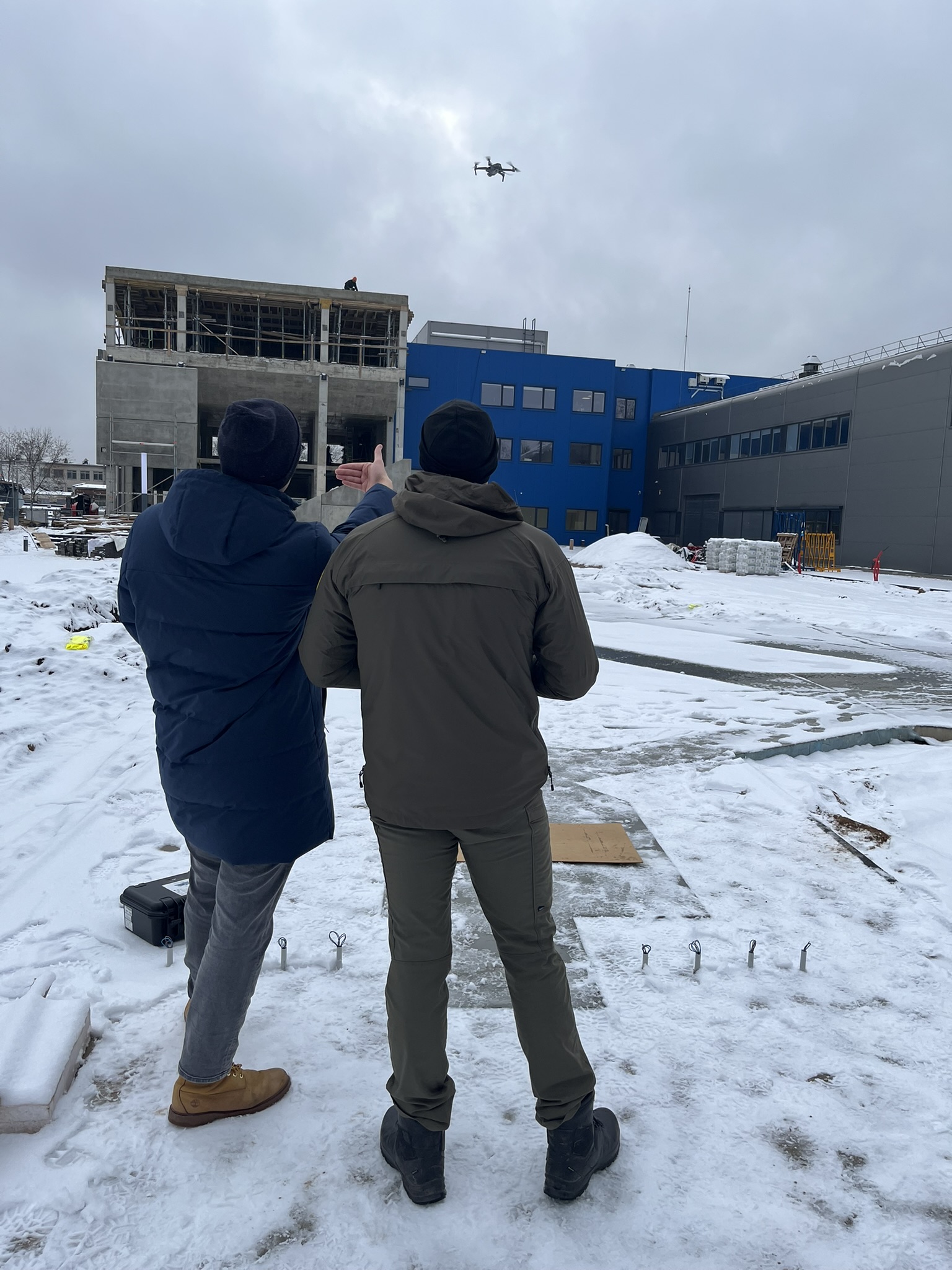 Akimirkos iš dronų mokymų. Pareigūnas pilotuoja droną.